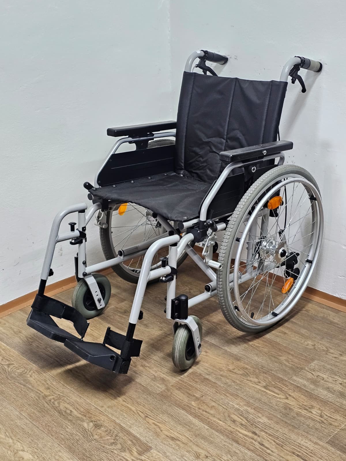 108-23 5406 repas mechanický invalidní vozík (půjčovna)