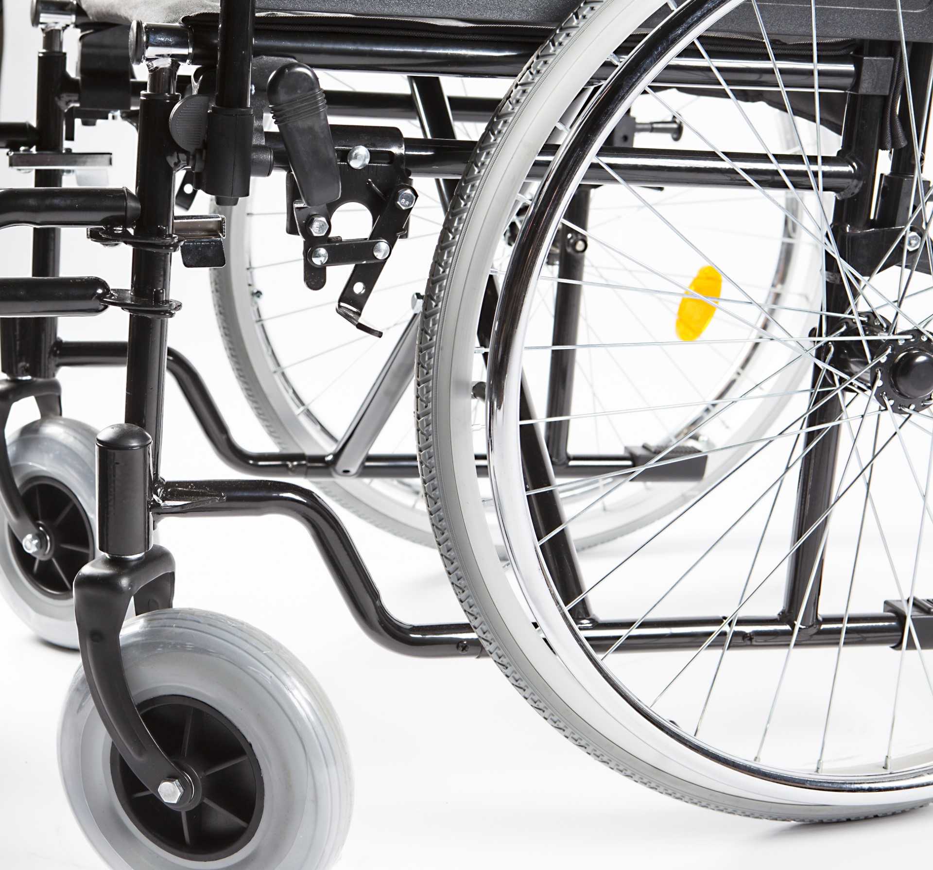 pohled na detail nezabrzděné brzdy standardního invalidního vozíku Steelman Start